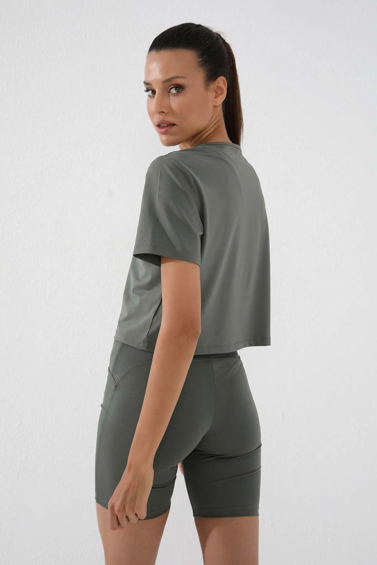 basic kisa kol standart kalip o yaka kadin crop top t-shirt - 97143