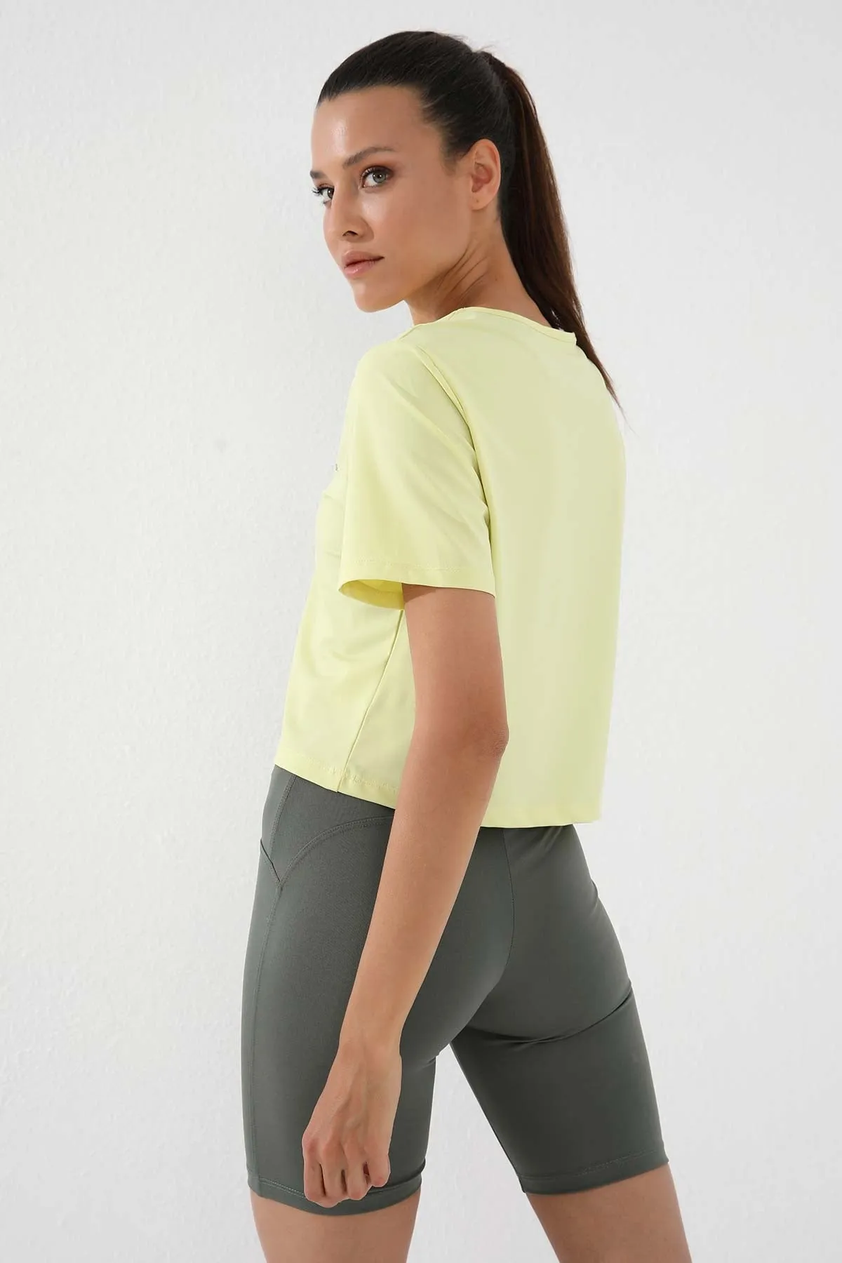 basic kisa kol standart kalip o yaka kadin crop top t-shirt - 97143