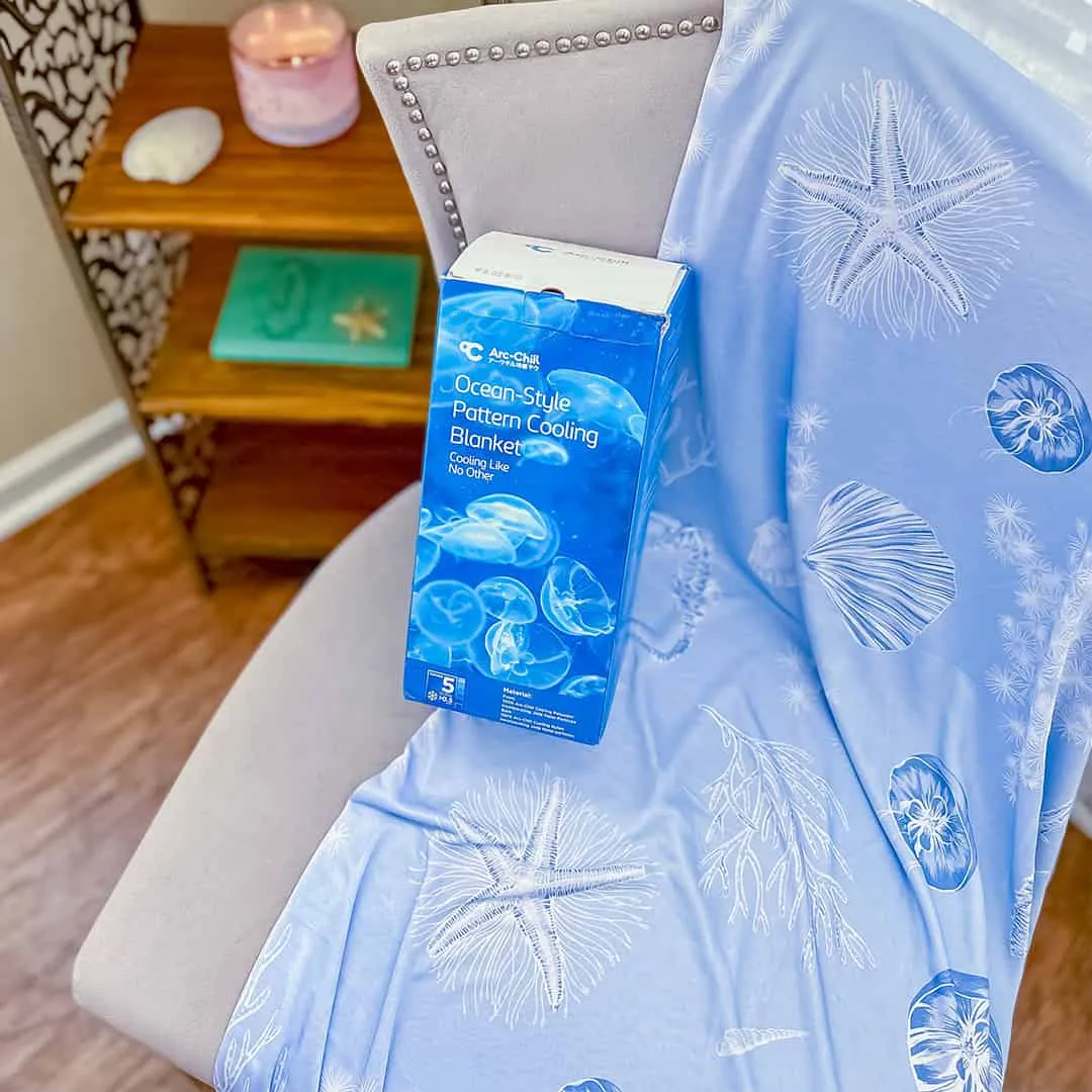 Elegear Refreshing Ocean-Inspired Blue Tone Silk Feel Cooling Blanket