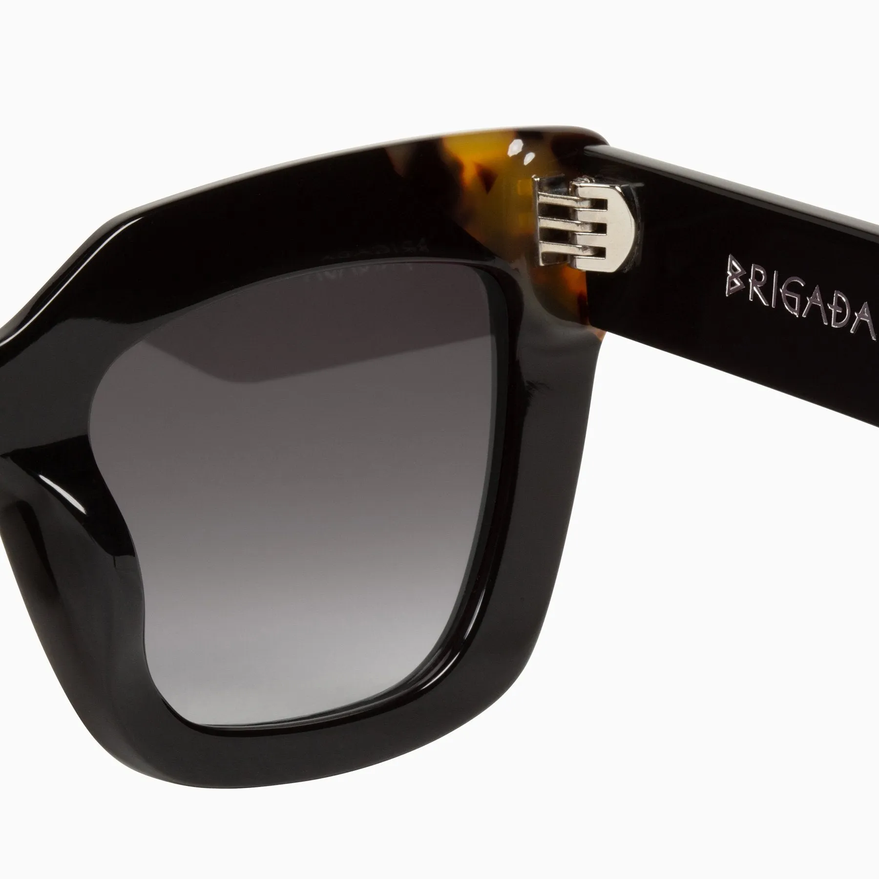Polarized Brigada / Gloss Black w. Tort Brow Corners / Black Gradient Lens